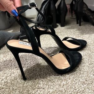 STEVE MADDEN "wafer" black suede heels size 9.5
Great condition!